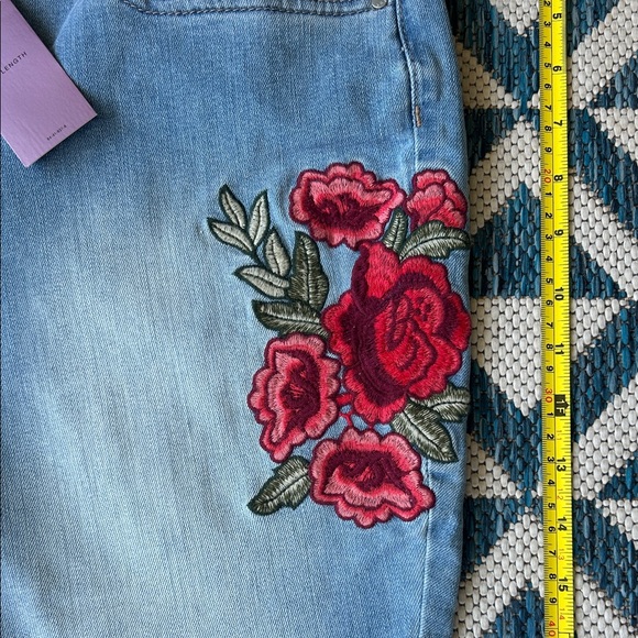 a.n.a.Women's Light Blue Cropped Jeans w/Red Floral Embroidery plus size 33x16 - Picture 2 of 4